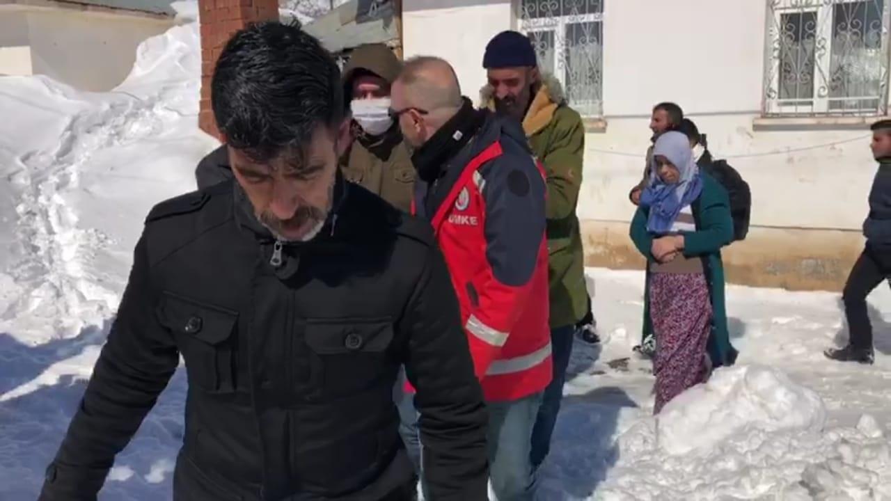 Mahsur kalan hastaları ve öğretmenleri UMKE kurtardı Mahsur kalan hastaları ve öğretmenleri UMKE kurtardı